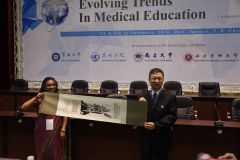 Vanita Ma'am receiving a memento from Prof. Zhang Hong of JNU.JPG